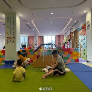 残疾儿童康复陪护家长就业新出路 楼上康复楼下工作两不
