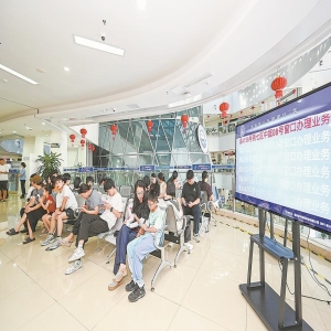 龙岩暑期办证高峰不排队，见习警员引导提速