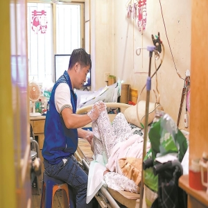 长护险全国覆盖倒计时！失能老人家庭如何申请？秒懂指南