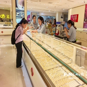 近期黄金行情过山车 福州金店顾客扎堆买金怕继续涨价