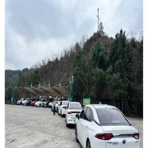 国庆高速充电难？取号排队+移动桩缓解，电车出行补能新