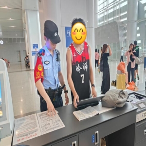 福州火车站国庆客流高峰，民警快速找回遗失手机