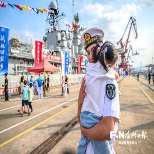 海军福州舰回首站靠泊 船政后裔登舰忆峥嵘岁月