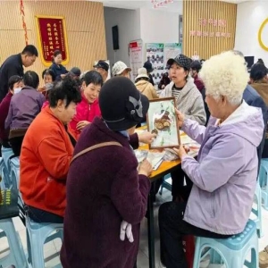 福建莆田老人小孩一起过重阳节，社区关爱一老一小太暖了