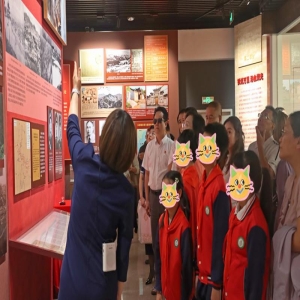 长征90周年主题展 福建助残志愿者带视障学生触摸红色