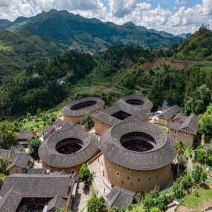 福建土楼：大山里怎么长出一圈圈住上百人的夯土楼