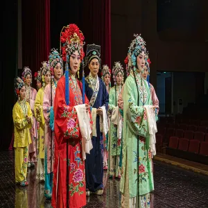 老戏台上的乡音如何不散场：闽剧在福州的日子