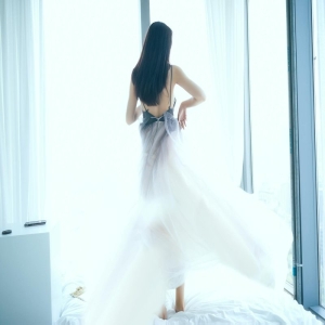 72岁的他人老心不老，依旧喜欢看性感美女