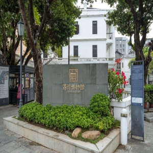 博物馆“长龙”挤占人行道讲解文物竟“戏说
