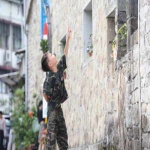 从“敬礼娃娃”到“轮椅男孩”励志少年将走