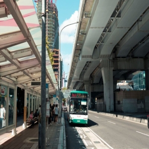 扫码交18元停车费不合理?专家:问题在平