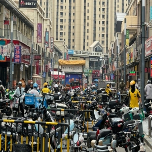 东街口“飞行骑”路口率先上线电动车掉头车