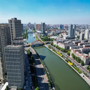 挥洒汗水全力以赴加快建设现代化国际城市“