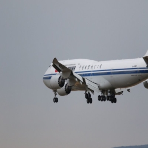 东航国产C919大型客机飞抵上海虹桥机场