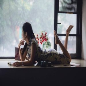 女强人靳羽西十指紧扣街头秀恩爱