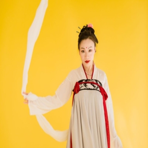 从小众圈子“火”上T台中国汉服“玩法”正