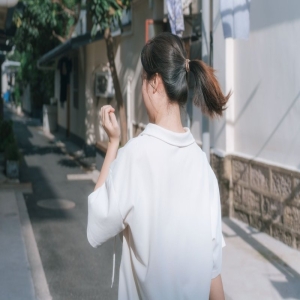 昆凌晒妻子和两个女儿背影照调侃耍帅会遗传