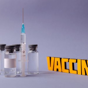 持续高热不退且有肺炎表现的患者可接种流感疫苗