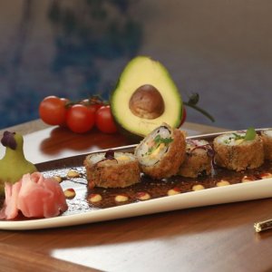 广西姐妹老挝美食“木瓜沙拉”与中国朋友分享体验