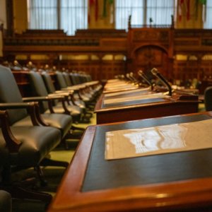 欧洲农民拖拉机阻断布鲁塞尔多条道路抗议农业政策损害农民利益