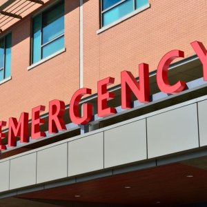下班后涌入医院做推拿常年服用多种保健品切勿盲目跟风