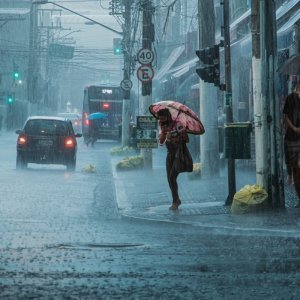 广西 5 条河流 5 个站出现超警洪水，部分地区降大雨到暴雨
