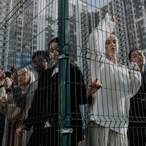 法治社会建设突出坚持三个保障的重要性