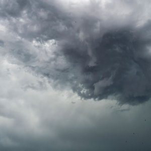 中东部大部地区有较强降雨新疆等地有雨雪天气
