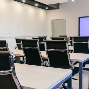 AI培训市场大火折射技术焦虑打开社交平台和搜索引擎