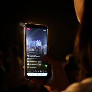 中国歌手技不如人？无修音直播五个字