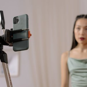 “抽抽乐”拆卡直播间成为直播界新宠，为何如此受人追捧？