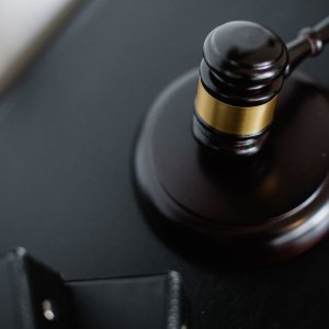 英籍法官诋毁香港法治，外交部驻港公署严厉谴责