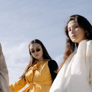 “透视装流行：女孩的舒适与时尚选择”